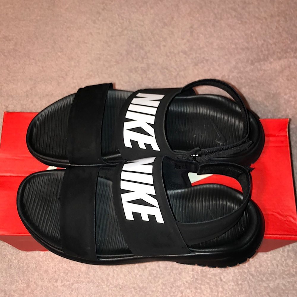 Nike sandals !! Worn once 🤍.